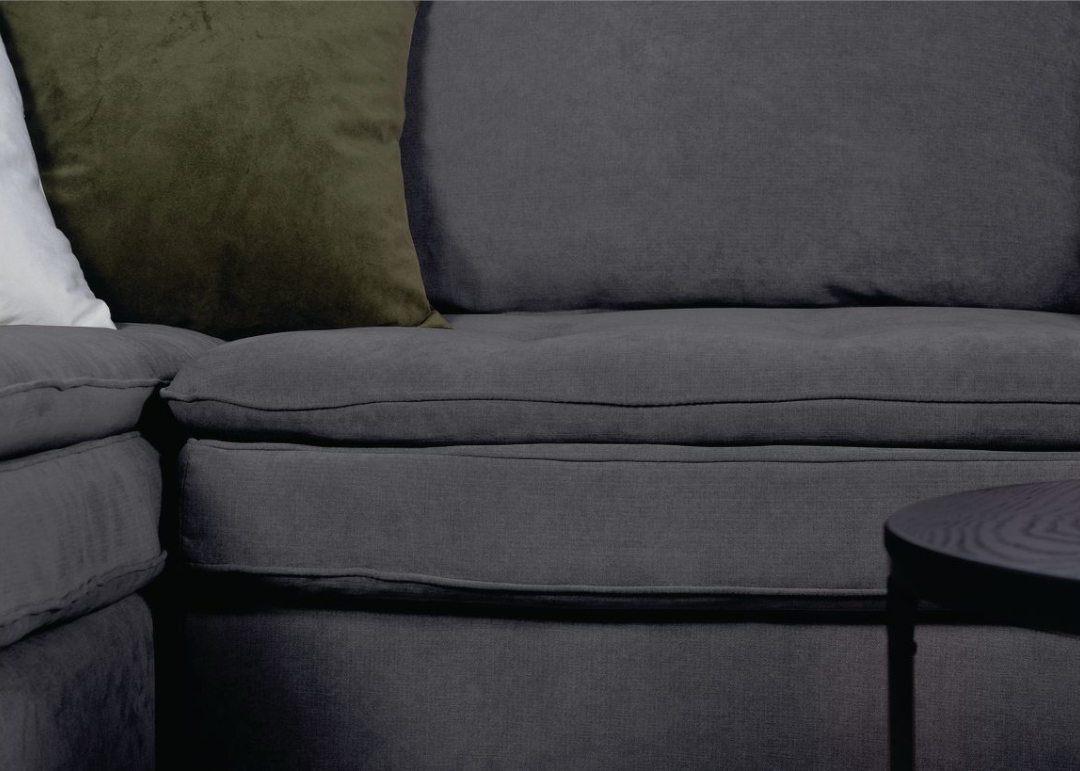 Απεικονίζει τα μαξιλάρια του γωνιακού καναπέ Lisbon Interium σε γκρι σκούρο χρώμα.